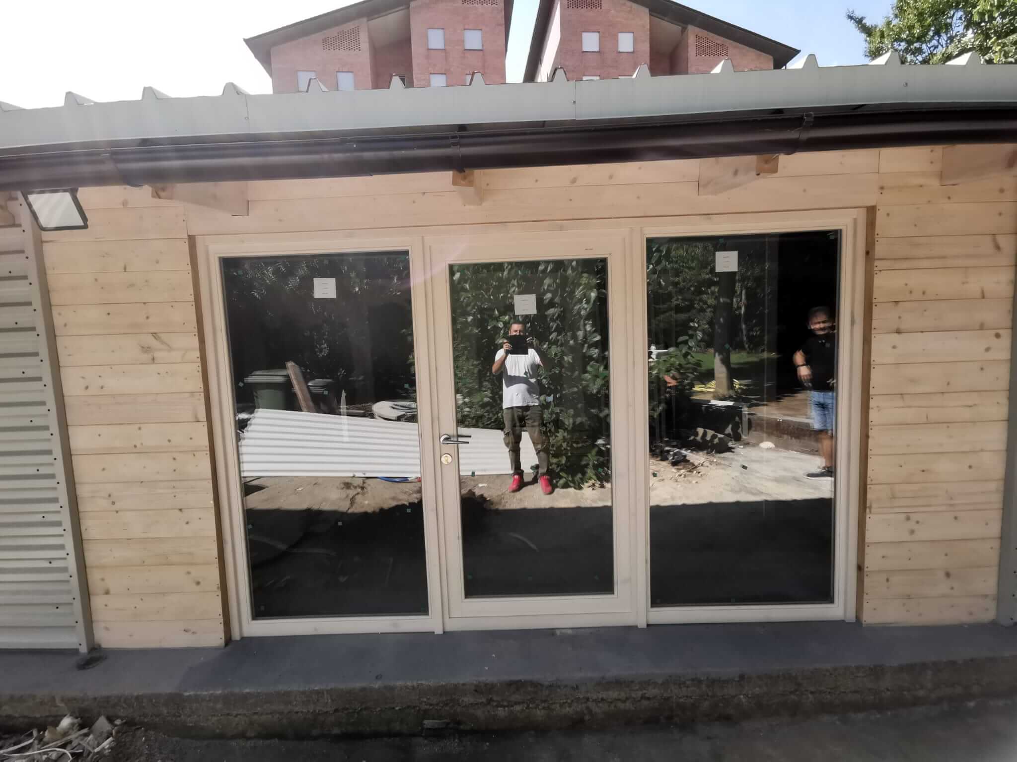 Casetta da giardino in legno con porte scorrevoli vetrate realizzata su misura