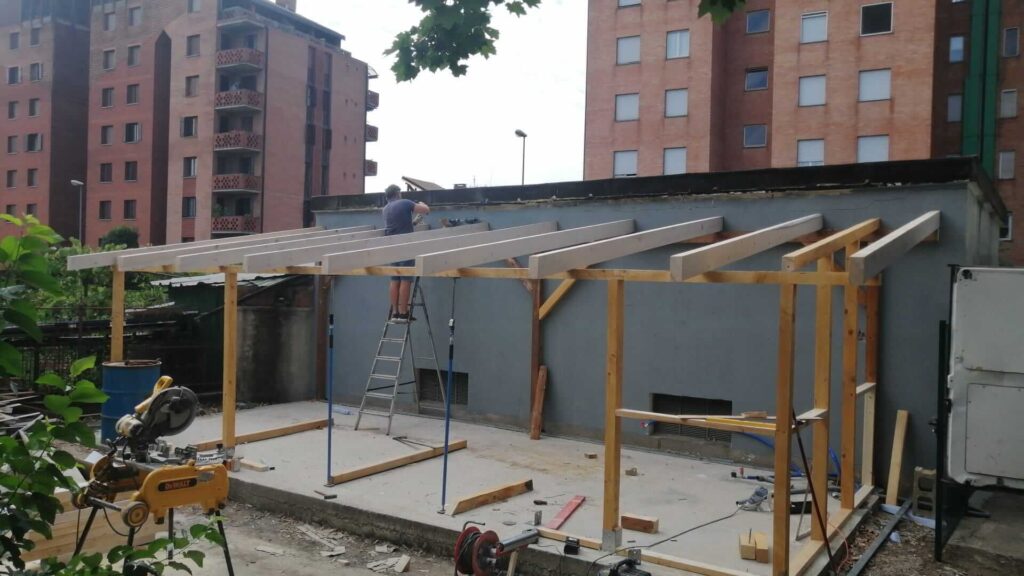 Fase iniziale costruzione casetta in legno con montaggio struttura tetto