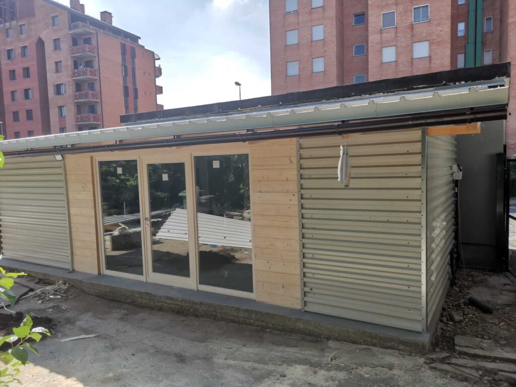 Vista laterale casetta da giardino in legno massiccio completata